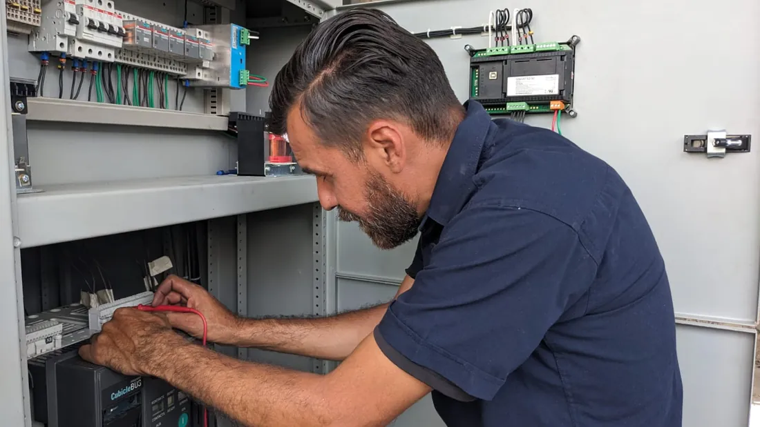 Técnico revisando un tablero eléctrico