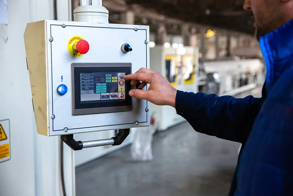 Técnico operando un tablero de control