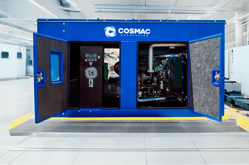 Generador COSMAC en caseta azul con puertas abiertas
